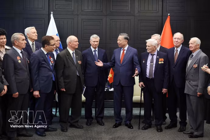 Le secrétaire général du Parti communiste du Vietnam et président de la République, To Lam rencontre des représentants des associations d’anciens combattants et d’amitié Russie-Vietnam. Photo: VNA