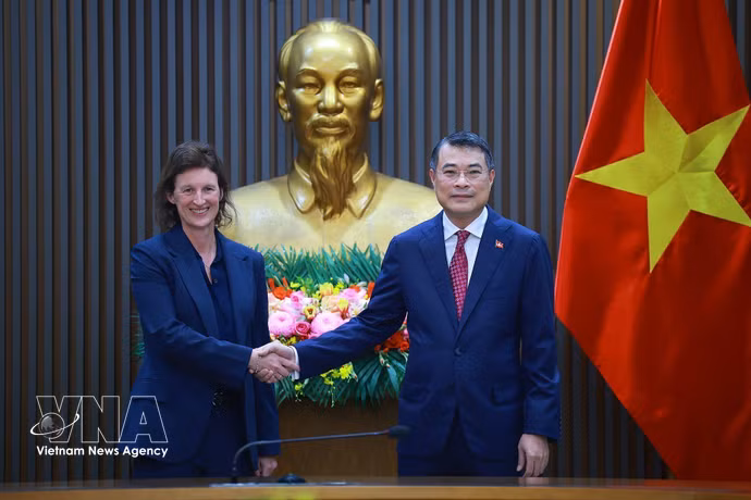 Le Premier ministre Le Minh Hung rencontre Fiona Bassett, directrice générale de FTSE Russell. Photo: VNA
