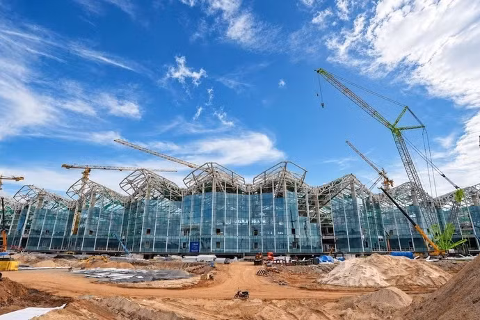Selon un représentant du Conseil de gestion du projet de l’aéroport international de Phu Quoc, relevant du groupe Sun, 7 671 ouvriers et ingénieurs sont actuellement mobilisés sur le complexe aéroportuaire. Photo : VNA