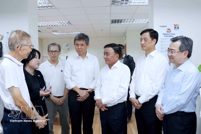 Le membre du Bureau politique et permanent du Secrétariat du Comité central du Parti communiste du Vietnam, Tran Cam Tu, et le secrétaire général adjoint du Parti d’action populaire de Singapour, ministre de la Défense et ministre coordinateur des Services publics, Chan Chun Sing, visitent un point de rencontre avec les électeurs du PAP. Photo: VNA