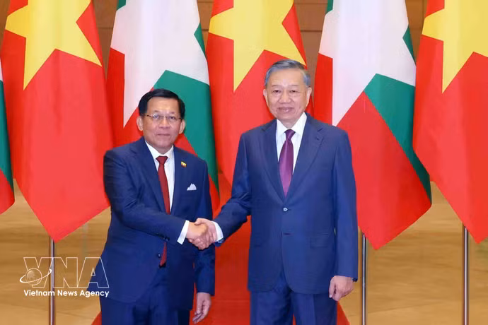Le secrétaire général du Parti et président de la République To Lam (droite) et le président du Myanmar Min Aung Hlaing. Photo: VNA