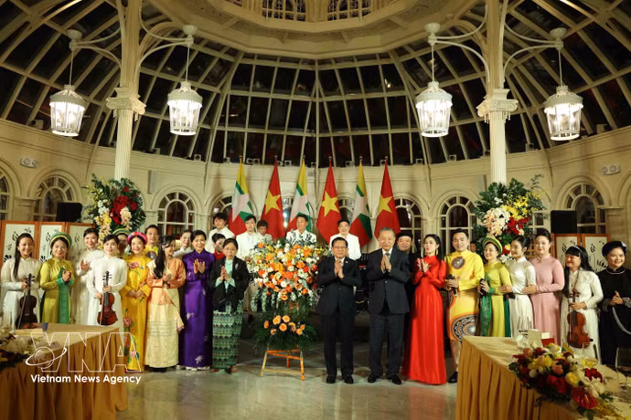 Le secrétaire général du Parti et président de la République To Lam et son épouse Ngo Phuong Ly, le président du Myanmar Min Aung Hlaing et son épouse Kyu Kyu Hla, avec les artistes participant au banquet. Photo: VNA