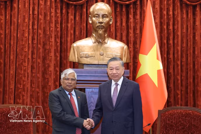 Le secrétaire général du Parti et président de la République, To Lam (droite) reçoit l’ambassadeur du Bangladesh Mohammad Lutfor Rahman, en fin de mission. Photo: VNA