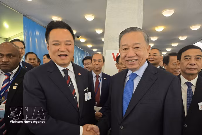 Le secrétaire général du Parti communiste du Vietnam et président de la République, To Lam (droite) et le Premier ministre thaïlandais, Anutin Charnvirakul. Photo: VNA