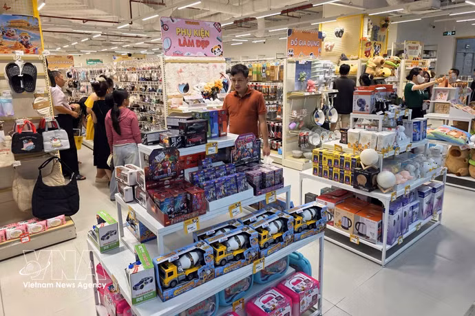 Les supermarchés de Da Nang veillent toujours à proposer des stocks importants afin de répondre aux besoins des consommateurs, contribuant ainsi au développement économique de la ville. Photo : VNA