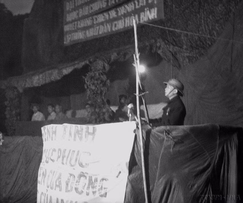 Le général Vo Nguyên Giap prend la parole lors de la célébration de la Victoire sur le front de Diên Biên Phu. Photo: VNA