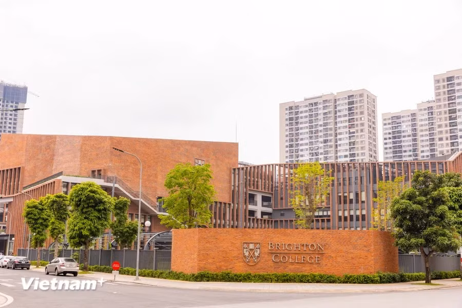 Brighton College Vietnam est le 7ème campus de Brighton College, première école privée du Sussex, au Royaume-Uni, avec une histoire de près de 200 ans et qui constitue le système d'enseignement général le plus prestigieux du Royaume-Uni.