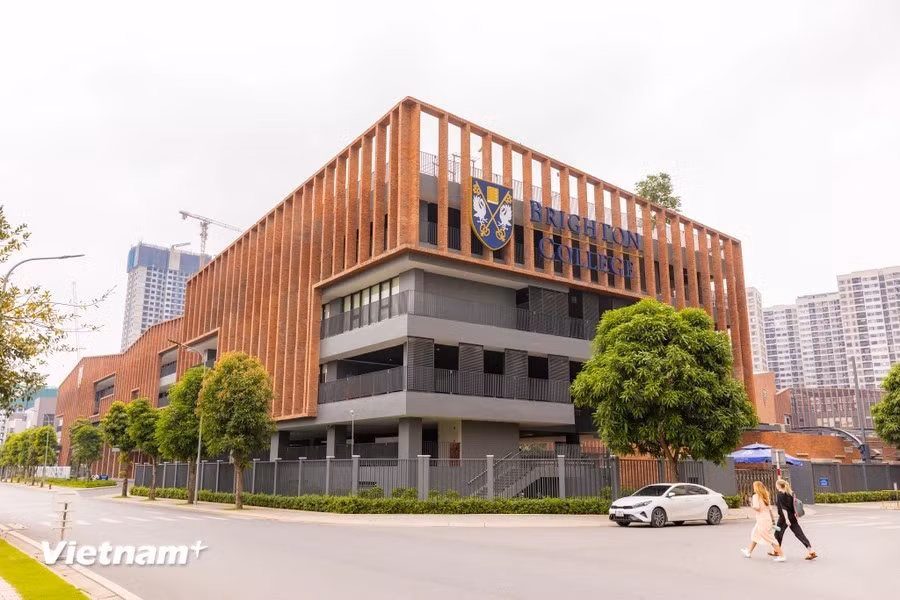 Le Brighton College Vietnam, d'une superficie de 3,4 ha, a été construit à Vinhomes Ocean Park, dans le district de Gia Lâm, à Hanoï. Il accueille des élèves de la 1re à la 13e classes (selon le système éducatif britannique) depuis août 2023.