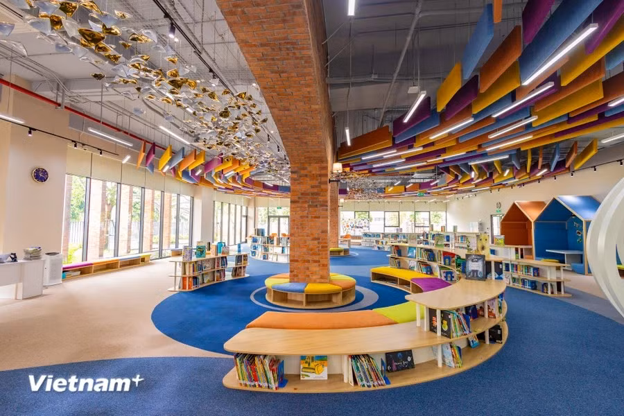 La bibliothèque du primaire est conçue sur la base de la bibliothèque du BrightonCollege UK avec des couleurs vives et une atmosphère chaleureuse, nourrissant la curiosité des enfants.