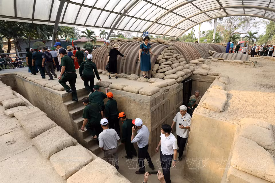 Des touristes visitent le bunker de commandement du général De Castries, situé dans le quartier de Muong Thanh, ville de Dien Bien Phu. Photo : VNA