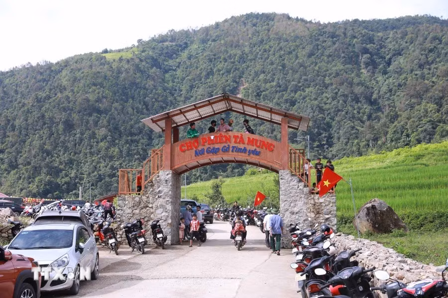 Porte d'entrée du marché de Ta Mung, district de Than Uyen. Photo: VNA