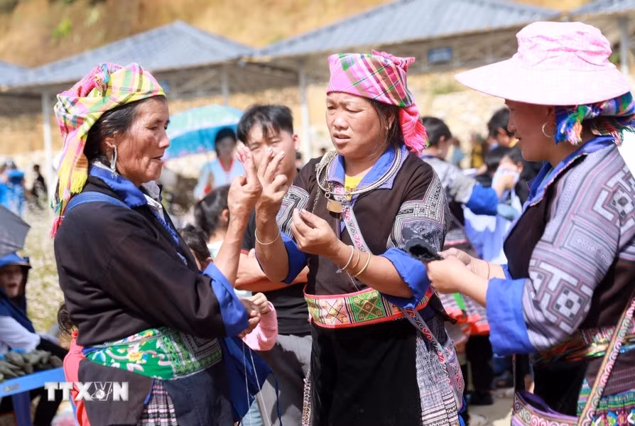 Le marché de Ta Mung attire un grand nombre de touristes désireux de découvrir les caractéristiques culturelles typiques de Lai Chau, du Nord-Ouest en général. Photo : VNA