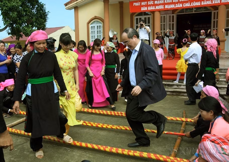 Le président du Comité central du Front de la Patrie du Vietnam, Nguyen Thien Nhan, danse avec des minoritaires ethniques lors de la Fête de grande union nationale dans les zones résidentielles des villages Tuong 1 et Tuong 3, commune de Hop Thanh, ville de Lao Cai (2015). Photo : VNA