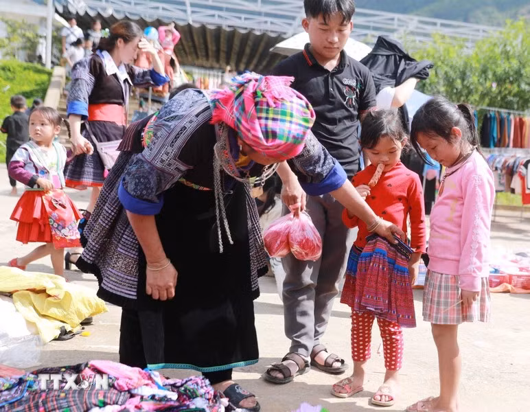 Le marché n'est pas seulement destiné aux adultes mais aussi aux enfants qui viennent ici acheter de nouveaux vêtements avec leurs parents. Photo: VNA