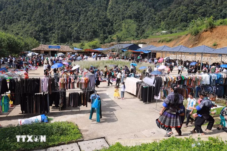 Ce marché du village de Nam Pat, commune de Ta Mung, district de Than Uyen, province de Lai Chau, est situé à une altitude de plus de 1.300 m, d'où un climat frais toute l'année. Photo: VNA