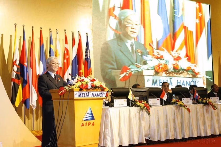 Le président de l'Assemblée nationale, Nguyen Phu Trong, également président de l'AIPA-31, prononce le discours de clôture de l'AIPA-31, le 24 septembre 2010, à Hanoï. Photo: VNA