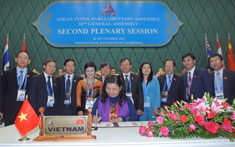 Tong Thi Phong, vice-présidente de l'Assemblée nationale et cheffe de la délégation vietnamienne à l'AIPA-32, signe la Déclaration commune lors de la cérémonie de clôture de l'AIPA-32, le 23 septembre 2011, à Phnom Penh. Photo: VNA