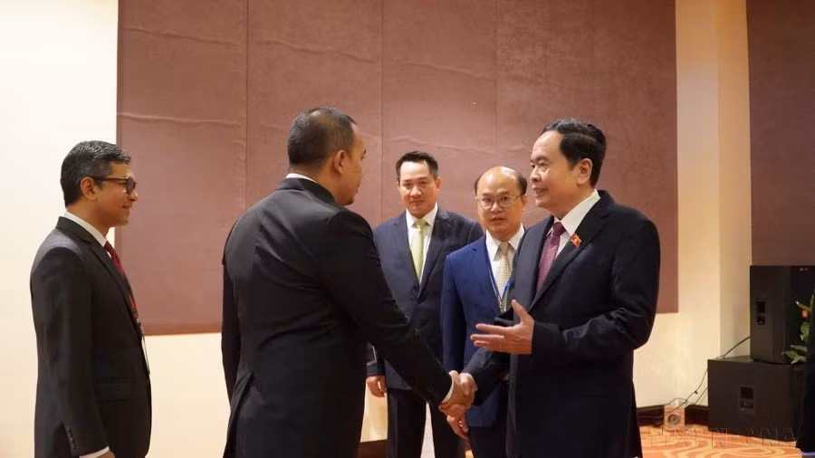 Le vice-président permanent de l'Assemblée nationale vietnamienne, Tran Thanh Man, reçoit des chefs de délégations participant à la 14e réunion du groupe consultatif de l'AIPA - AIPA Caucus 14, les 10 et 11 juillet 2023 à Phu Quoc. Photo: VNA