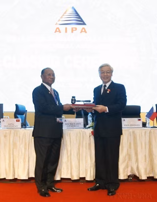 Le président de l'Assemblée nationale, Nguyen Phu Trong (droite), président de l'AIPA-31, remet la présidence de l'AIPA au président de l'Assemblée nationale cambodgienne, Heng Samrin, le 24 septembre 2010 à Hanoï. Photo: VNA