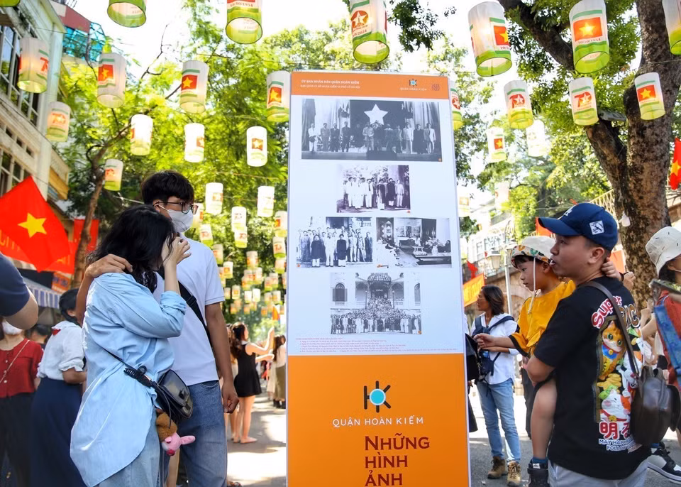 Le programme « Souvenirs de Hanoï - 70 ans » comprend des expositions et des activités qui se déroulent du 4 au 10 octobre dans l'espace mural de la rue Phung Hung.