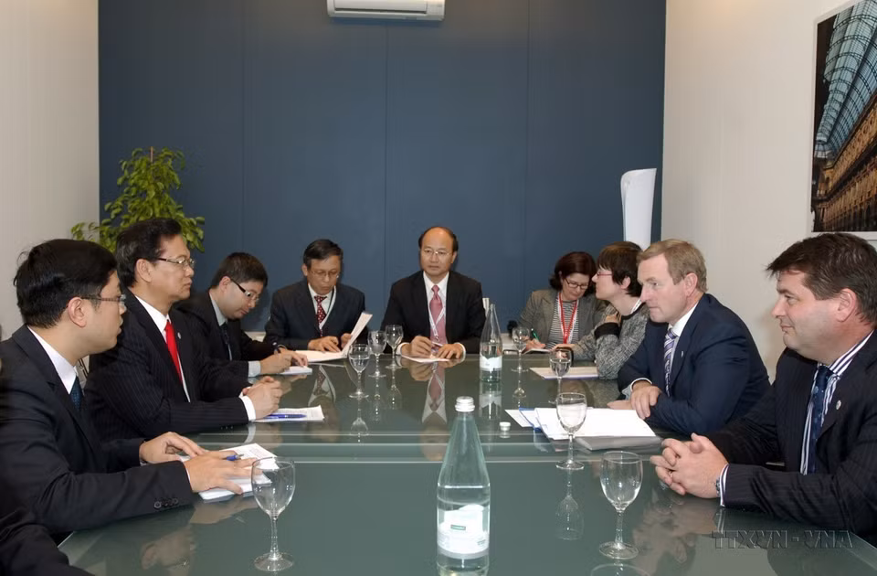 En marge du 10e Sommet Asie-Europe (ASEM 10) tenu à Milan, en Italie, le Premier ministre Nguyen Tan Dung a rencontré le Premier ministre irlandais Kenny Enda, le 17 octobre 2014. Photo: VNA
