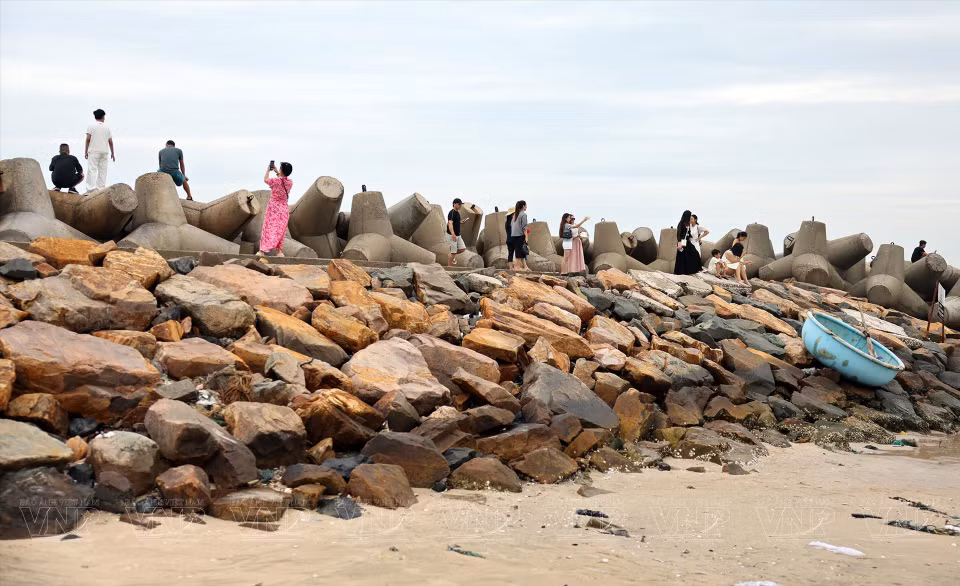 Plusieurs disent que la plage rocheuse avec l'image d'Ong Dia et son visage joyeux a apporté une grande valeur spirituelle aux habitants locaux. Photo: VNA