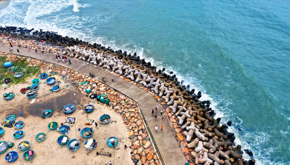 Des habitants locaux racontent que dans le passé, il y avait un gros rocher en forme d'homme qui tournait le dos à la mer et regardait le continent. Photo: VNA