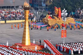 Un véhicule portant l'emblème national de la République socialiste du Vietnam au défilé. Photo : VNA
