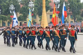 Des troupes étrangères se joignent au défilé célébrant la Fête nationale du Vietnam