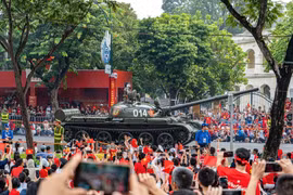 La Fête nationale attire les foules dans les rues de la capitale