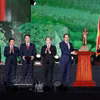 Le secrétaire général et président To Lam offre une statue du Président Ho Chi Minh à Thai Nguyen. Photo : VNA