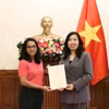 La vice-ministre des AE Lê Thi Thu Hang (droite), a remis la licence à Anantha Lakshmi, représentante en chef du bureau permanent du Financial Times au Vietnam. Photo: VNA