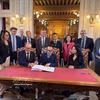 Des représentants d'entreprises et des autorités locales signent les documents requis. Photo : VNA