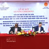 Le 20 août, à Hanoï, le ministre vietnamien des Finances Ngo Van Tuan (droite) et le ministre guinéen du Plan, de la Coopération internationale et du Développement Ismaël Nabé ont signé un mémorandum d’entente entre leurs deux ministères. Photo : VNA