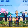 Le Premier ministre Le Minh Hung et son homologue lao Saleumxay Kommasith assistent à la cérémonie de remise de 17 certificats d’investissement et accords de coopération. - VNA