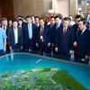 Le Premier ministre Le Minh Hung et les délégués découvrent le plan d’aménagement de la province de Hung Yen pour la période 2021-2030. Photo : VNA.
