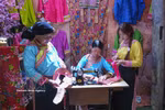 Des savoir-faire ancestraux, comme la fabrication de chaussures chez les Xạ Phang ou la broderie traditionnelle chez les Mong, continuent ainsi de se transmettre de génération en génération, témoignant à la fois de la richesse de l’identité culturelle et de la vitalité des communautés locales. Photo: VNA