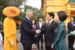 Le président Luong Cuong et son épouse (droite) président la cérémonie d’accueil en l’honneur du roi Philippe et de la reine Mathilde de Belgique à Hanoï. Photo: VNA