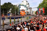 La foule acclame chaleureusement les unités du défilé. Photo : VNA