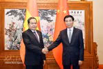 Le président de l’Assemblée nationale du Vietnam, Tran Thanh Man, rencontre Wang Huning, membre du Comité permanent du Bureau politique du Comité central du Parti communiste chinois (PCC) et président du Comité national de la Conférence consultative politique du peuple chinois (CCPPC). Photo: VNA