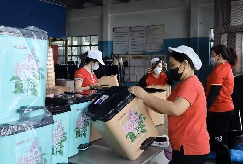 Des ouvrières de l'usine de plastique Dai Dong Tien à Hô Chi Minh-Ville étiquettent les produits.