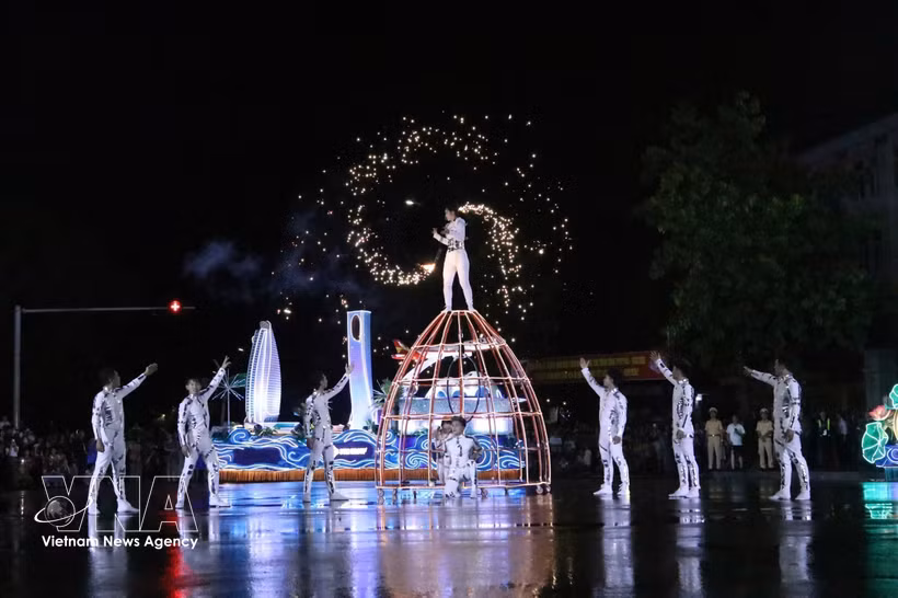 Les artistes ont bravé la pluie pour offrir des prestations artistiques remarquables. Photo: VNA