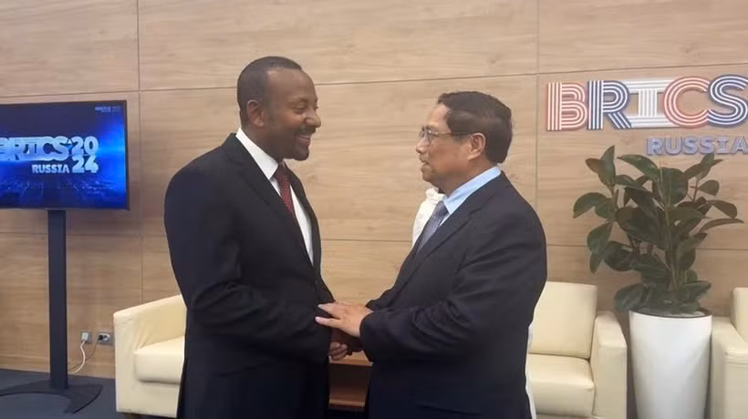 Le Premier ministre Pham Minh Chinh (droite) rencontre son homologue éthiopien Abiy Ahmed Ali en octobre 2024 en Russie. Photo: VNA