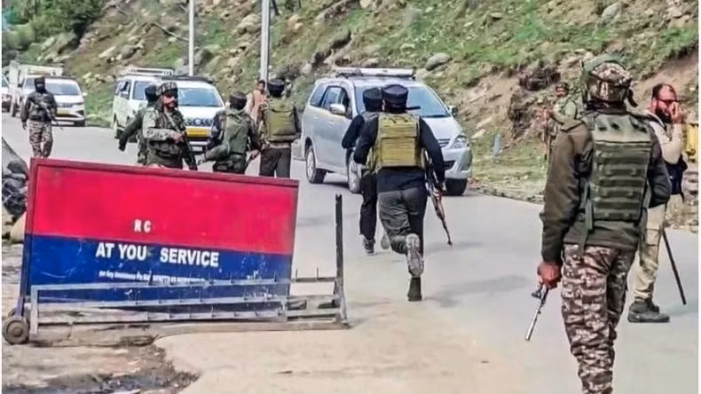 Les forces de sécurité indiennes sont déployées sur le site d'une attaque contre des touristes à Pahalgam, le 22 avril 2025. Photo : ANI/VNA
