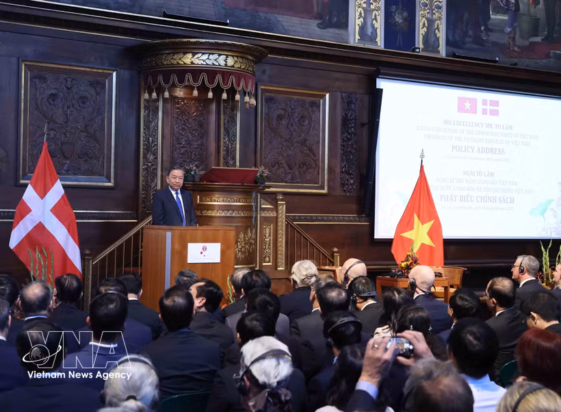 Le secrétaire général du PCV et président de la République To Lam prononce un discours de politique générale à l’Université de Copenhague. Photo: VNA