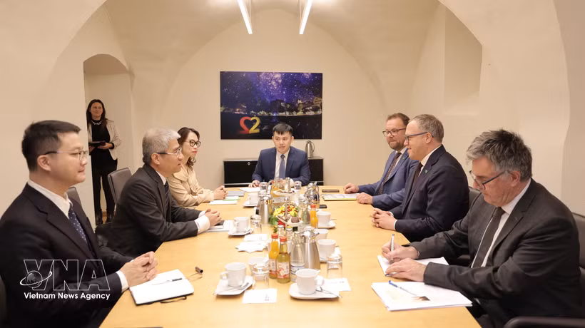 L'ambassadeur du Vietnam en Allemagne Nguyen Dac Thanh travaille avec le ministre-président du Land de Thuringe, Mario Voigt. Photo: VNA