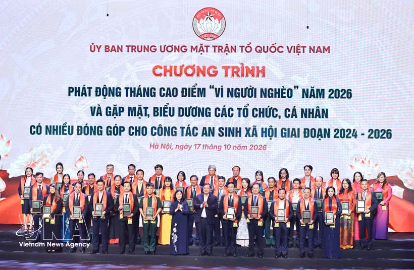 - La présidente du Comité central du Front de la Patrie du Vietnam, Bui Thi Minh Hoai, et le vice-Premier ministre permanent Pham Gia Tuc honorent des organisations et des particuliers. Photo: VNA