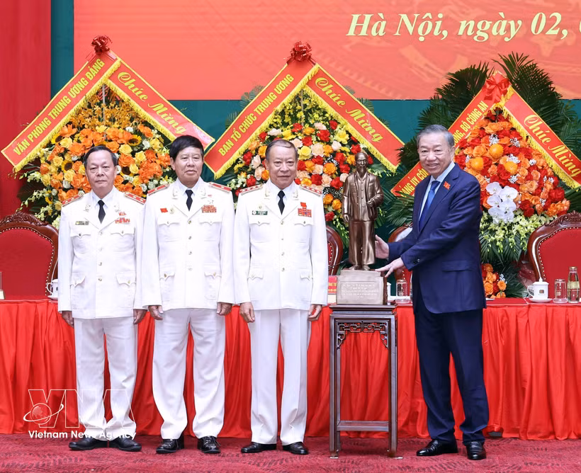 Le secrétaire général du Parti et président de la République To Lam offre une statue du Président Hô Chi Minh à l’Association des anciens membres de la Police populaire du Vietnam. Photo: VNA