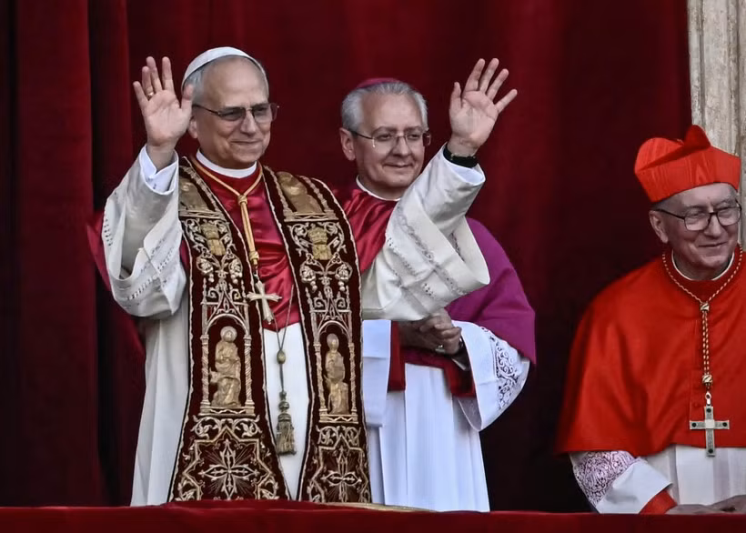 Le nouveau pape Léon XIV salue les fidèles depuis le balcon de la basilique Saint-Pierre, le 8 mai. Photo : AFP/VNA