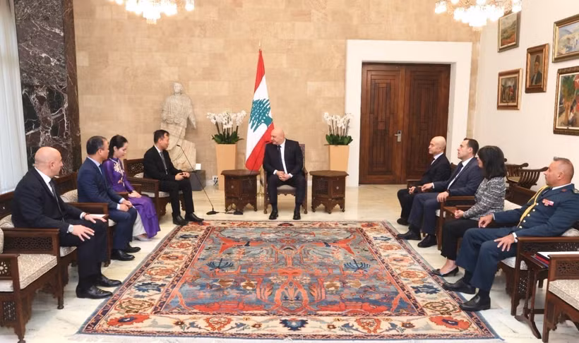 Le président libanais Joseph Aoun a reçu l'ambassadeur du Vietnam en Égypte et au Liban, Nguyen Nam Duong, à l'occasion de la présentation de ses lettres de créance le 15 octobre. Photo : Ambassade du Vietnam en Égypte - VNA